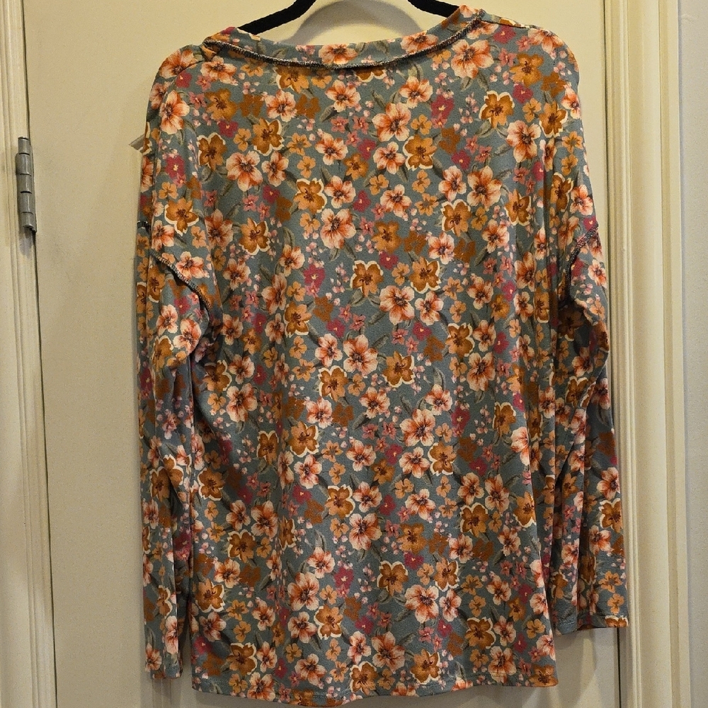 NWOT Oversized Small  HEIMISH USA Teal Floral  Fitted 3/4 Sleeve Blouse - Picture 3 of 8